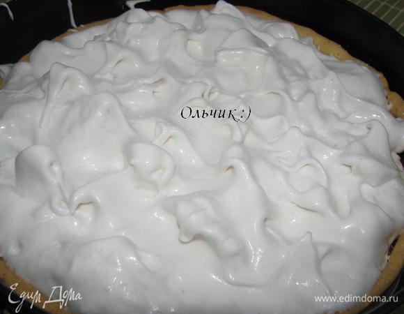 Выкладываем сверху меренгу. Ложкой формируем волны.