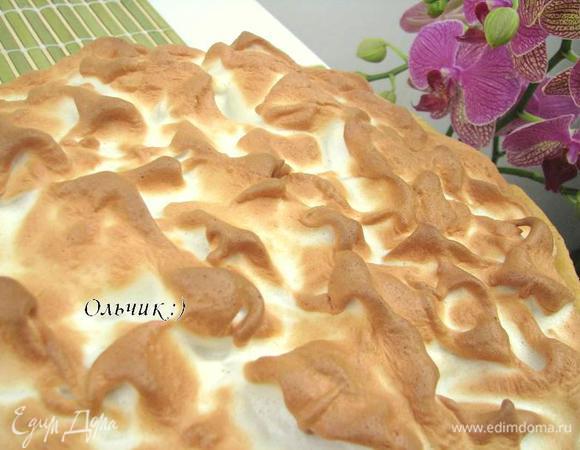 Остудим пирог в форме, затем выкладываем его на блюдо. 