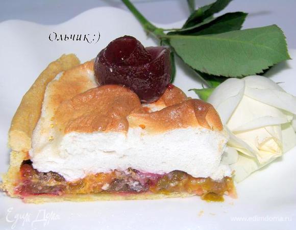 Поверх каждого кусочка пирога выкладываем розу из сливового желе. Для этого обычной столовой ложкой проходимся по застывшему желе, разрезая его на полоски и аккуратненько наматываем полоску на ложку, затем снимаем "розу" и укладываем на пирог. Зовем гостей, родных и близких и наслаждаемся все вместе кусочком пирога с чашечкой ароматного чая или кофе!