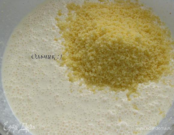  К творожно-яичной массе добавляем 150 г измельченного твердого сыра, перемешиваем.