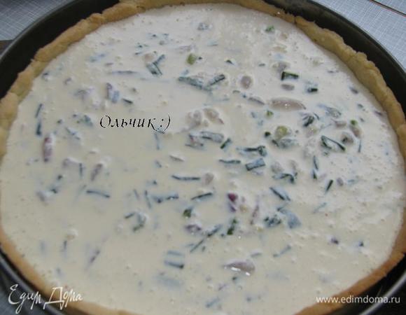  В сырную начинку добавляем подготовленный лук, перемешиваем и выкладываем на пропеченую основу.