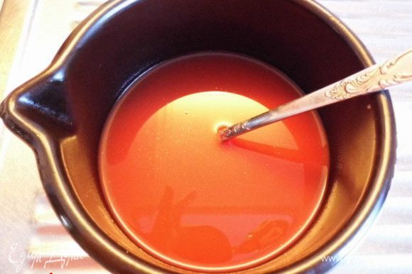 В большой эмалированной кружке с томатным соком развести в соль и сахар. Довести до кипения и добавить уксус и хрен. Всё тщательно перемешать.