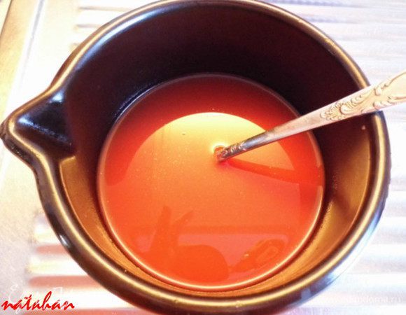 В большой эмалированной кружке с томатным соком развести в соль и сахар. Довести до кипения и добавить уксус и хрен. Всё тщательно перемешать.