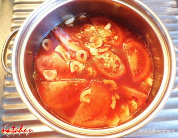 Заливкой залить в кастрюльке помидоры. Сверху положить свежие веточки укропа и закрыть крышкой. Поставить на полтора суток  на кухне. 