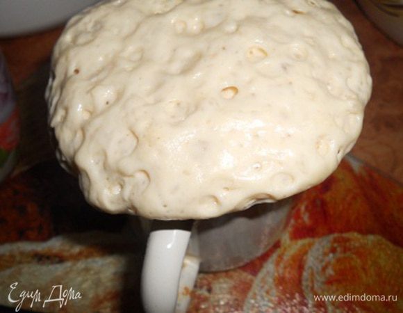 делаем опару: теплое молоко 2 ст.л. смешиваем с сахаром дрожжами и 3 ст.л. муки, даем подойти