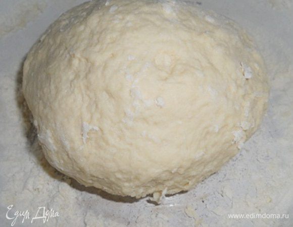 Берем опару и кладем в миску, добавляем остальное молоко, добавляем масло и соль и перетираем, добавляем частями муку и замешиваем мягкое тесто, тесто очень легко вымешивается, оставляем в мисочке отдохнуть, а тем временем подготовим начинку.