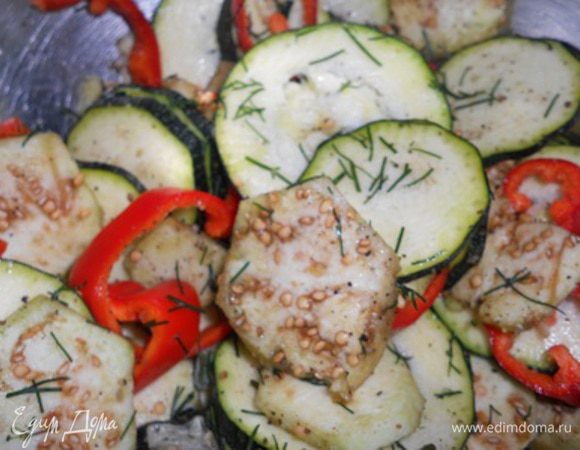 Баклажан очищаем от кожицы, нарезаем тонкими кружочками, цукини тоже нарезаем тонко, а перец по желанию - можно кружочками, а можно соломкой, все кладем в миску, солим и перчим и добавляем пол пучка измельченного укропа.