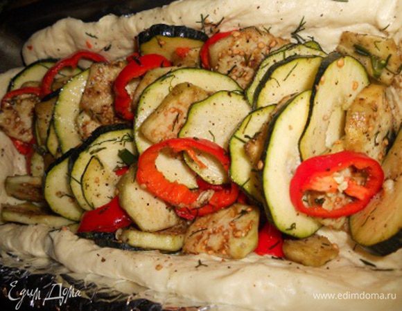 Берем форму выстилаем пергаментом или фольгой, раскатываем немного тесто и выкладываем в форму, разравниваем по дну и бокам, укладываем овощи.