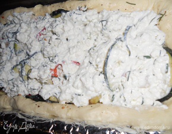 Сверху на овощи выкладываем творожную массу, ставим в духовкеу при т. 200 на 20 мин., затем достаем накрываем вверх другим куском фольги, делаем как крышечку, плотно, и ставим назад в духовку еще на 30-35 мин., достать из духовки и посыпать зеленью.