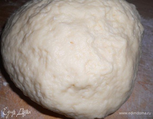 замешиваем тесто-смешать молоко и сливки,добавить сахар и масло и все перетереть прямо ложкой,добавить половину муки и перетереть ложкой,добавить разрыхлитель,перемешать,добавить остальную муку и замесить тесто