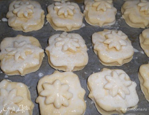 йогурт смешать с сахаром и смазать вверх булочек выпекать при т.220-230 гр. около 20 мин. до золотистой корочки