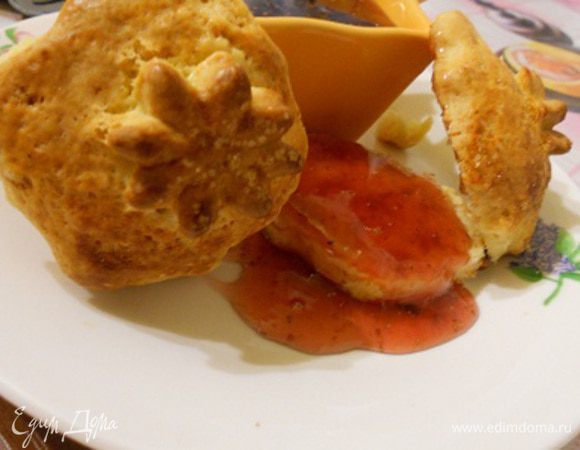 я люблю кушать их с клубничным джемом еще теплые,а также можно смазать сливочным маслом