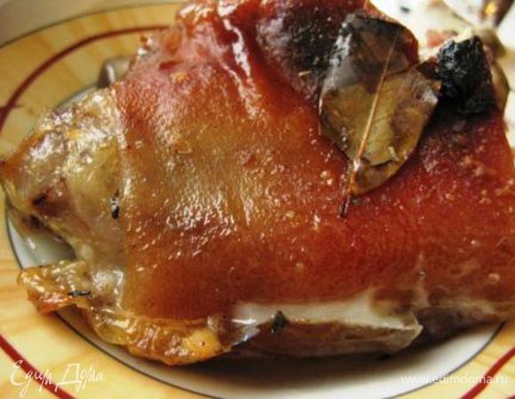 Рульку замачиваем в соленом маринаде из расчета 1 ст.л. с горкой на 1 литр воды. Туда же специи и лавровый лист. Маринад должен покрыть рульку полностью. На сутки в холодильник. Затем достаем из маринада, обмазываем горчицей, заворачиваем в фольгу и запекаем при 200 гр 2 часа. Затем разворачиваем и при 220 гр еще 30-40 мин. Как говорит мой любимый супруг: "Настоящая мужская еда".