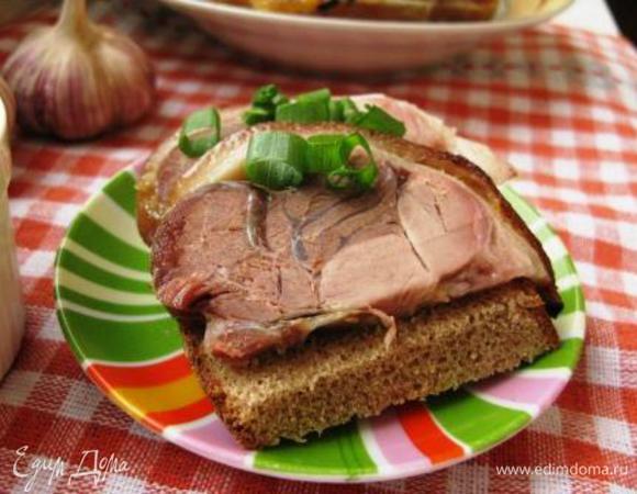 А потом берем черный хлебушек, отрезаем кусочек рульки, посыпаем зеленым лучком... Приятного аппетита!