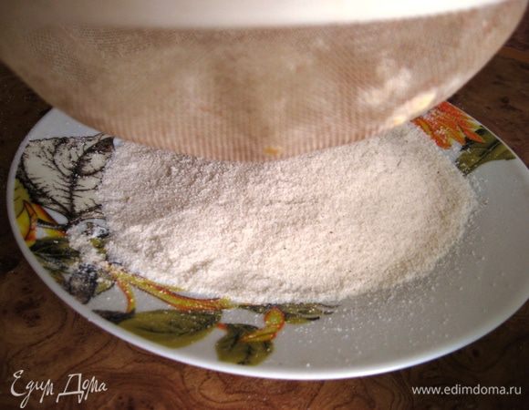 Несколько нюансов, которые важно знать перед приготовлением. Если Вы не нашли в продаже рисовую муку, не страшно. Возьмите 120 г длиннозерного риса и смолите его в кофемолке до состояния муки (я именно так и сделала). Затем несколько раз хорошенько просейте через сито и мука готова. Советую готовить именно рисовый бисквит т.к. он выходит более сухим, чем обычный, а за счет крема и жарки во фритюре становится очень нежным. Боюсь, что привычный обычный бисквит может просто размокнуть. 