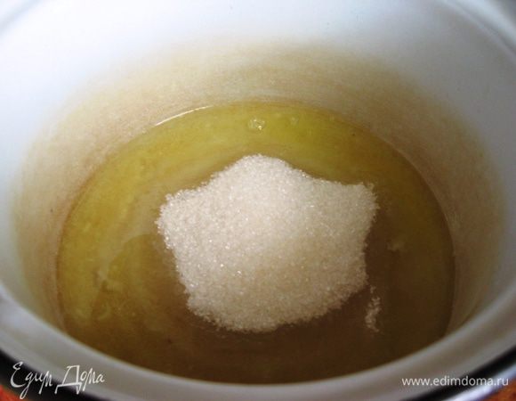 Начинаем приготовление с бисквита. Духовку разогреваем до 230 градусов. Яйца разделяем на желтки и белки. В небольшой кастрюльке смешиваем белки с сахаром. Ставим на огонь и постоянно помешиваем нагреваем до 40 градусов. 