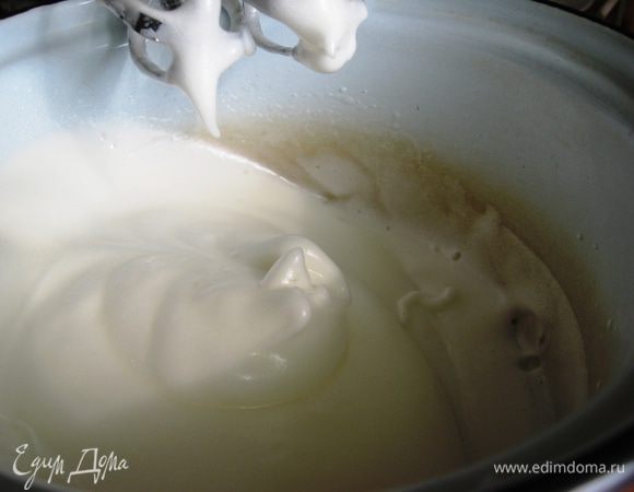Снимаем с огня и сразу же взбиваем до гладкой, блестящей массы. Зачем же греть белки? Именно при такой температуре белки лучше вбирают в себя воздух, к тому же разогревать их обязательно с сахаром. Он повышает порог сворачивания. Это крайне важно! Теперь, после взбивания белки должны образовывать всем известные мягкие пики. Важно, не перевзбить белки, иначе бисквит получится более «резиновым».