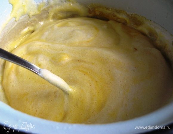 Аккуратно вводим к белкам желтки и мучную смесь. 