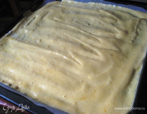 Выкладываем тесто на противень выстланный пергаментной бумагой. Разравниваем лопаточкой. Выпекаем в течении 5 минут, он как раз должен подрумянится. Теперь, не мало важно, не ловить «гав», а сразу же выложить бисквит на полотенце и снять пергаментную бумагу! При этом можете помогать бисквиту ножиком аккуратно. Даем время полностью остыть. Ровняем края и разрезаем на 4 части.