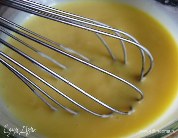 Готовим крем. Это самый вкусный, нежный и ароматный заварной крем из всех, которые я пробовала. Хорошенько взбиваем желтки , сахар и крахмал. Добавляем щепотку соли. 