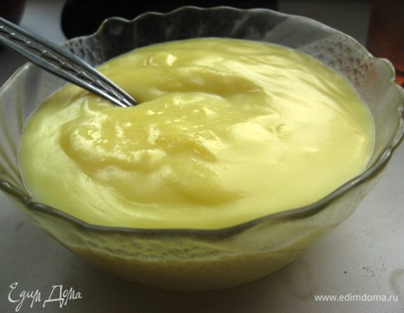 Снимаем с огня  и переливаем в стеклянную миску. Накрываем пищевой пленкой и остужаем.