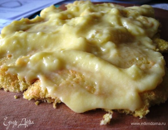 Собираем десерт. Каждый кусочек бисквита пропитываем амарето или соком. Кладем на ровную поверхность и смазываем кремом. 