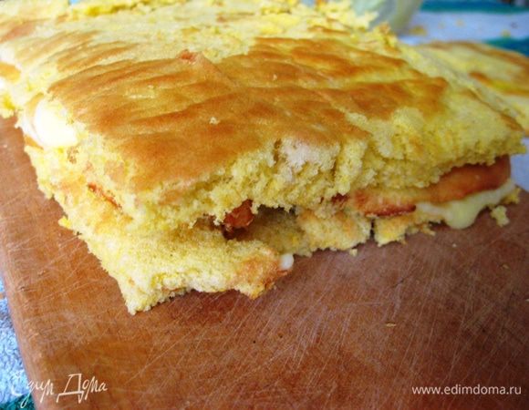 Сверху следующий кусочек бисквита +крем  и еще раз повторяем тоже самое. Затем придавливаем слегка, чтобы крем равномернее распределился. Накрываем пищевой пленкой и отправляем в морозилку минимум на 2 часа. А в идеале, на ночь. Десерт должен полностью затвердеть.