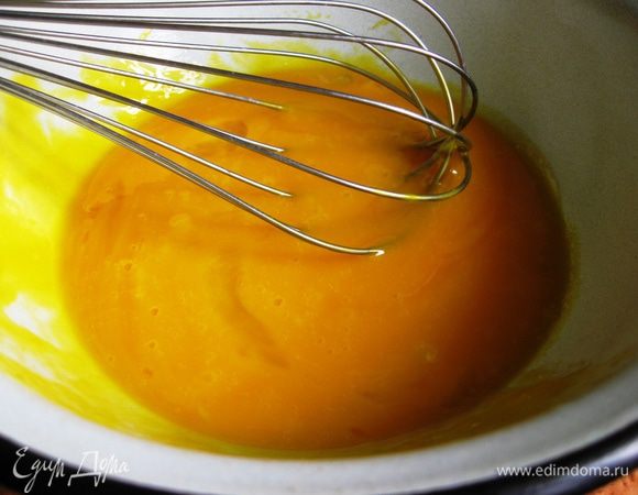 Взбиваем яйца. В глубокую миску высыпаем муку. 

Фритюр. Идеально подойдет оливковое масло, оно нежное на вкус, менее тяжелое. Чем меньше кусочки десерта, тем выше должна быть температура. Пирожные должны свободно плавать. Поэтому помним, много масла и мало десерта. Высокая температура обеспечивает именно жарку, а не впитывание жира в себя. Так что будьте внимательны. 
