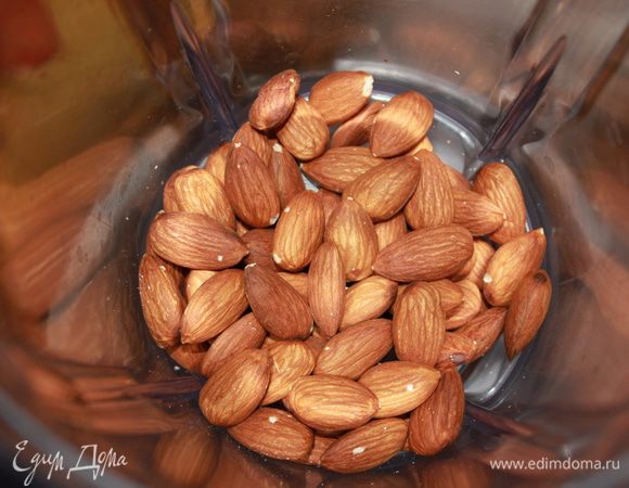Миндаль смолоть в пудру (порошок) с помощью блендера. 