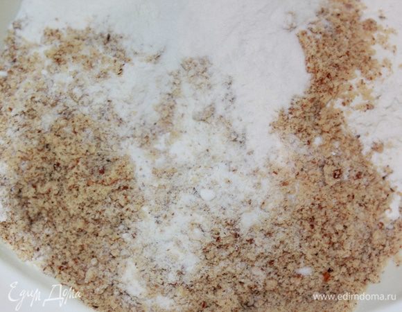 Смешать молотый миндаль, сахарную пудру, оба вида муки.  Для некоторых десертов и выпечки используется только сахарная пудра. Для приготовления миндального печенья рекомендую использовать именно пудру, а не песок. 