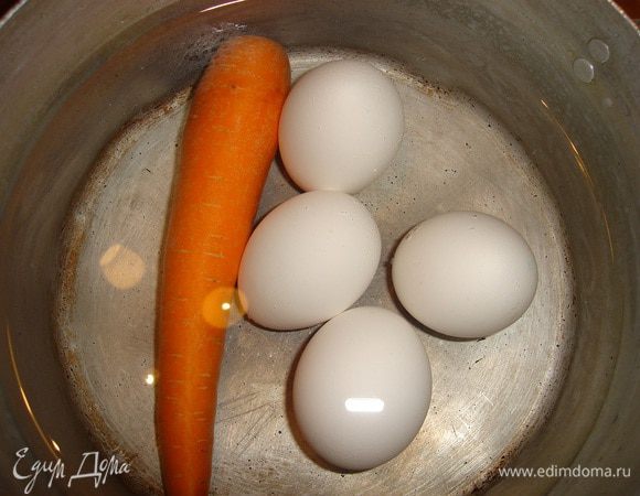 Морковь и яйца сварить до готовности.