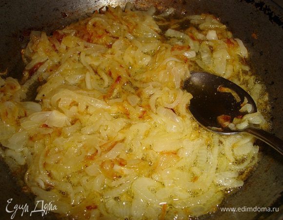 Лук нарезать полукольцами и жарить почти до желтизны..