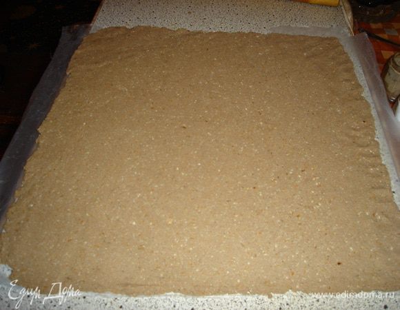 приготовить целлофан..и распределить на нем паштет..толщиной 3-4 мм.