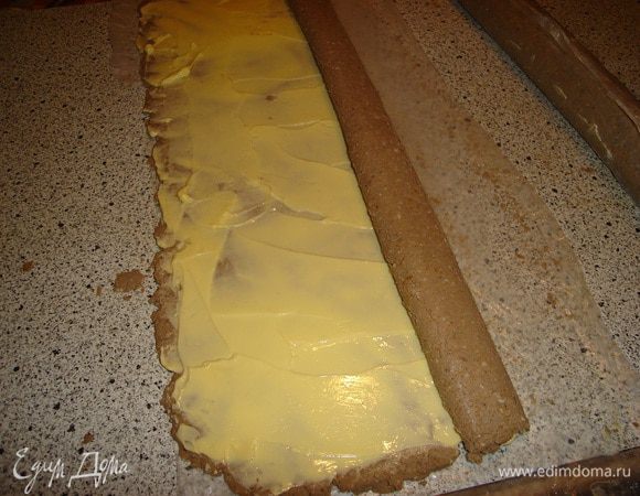 он получился у меня слишком широким и я решила разделить его пополам..сворачиваем в рулет отодвигая его с помощью целлофана..который должен остаться снаружи..завернуть в тот же целофан готовый рулет и отправить в холодильник на ночь..