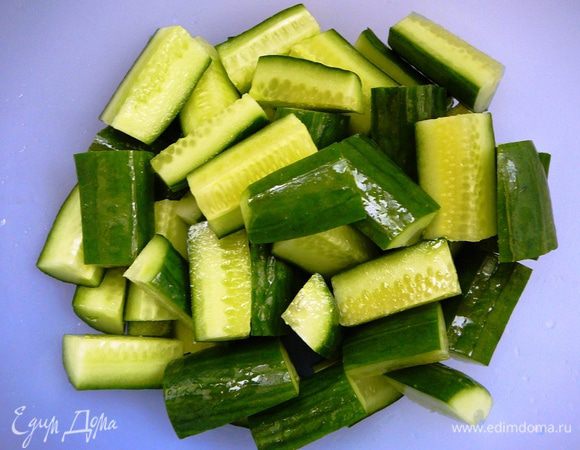 Огурцы помыть и нарезать небольшими брусочками.
