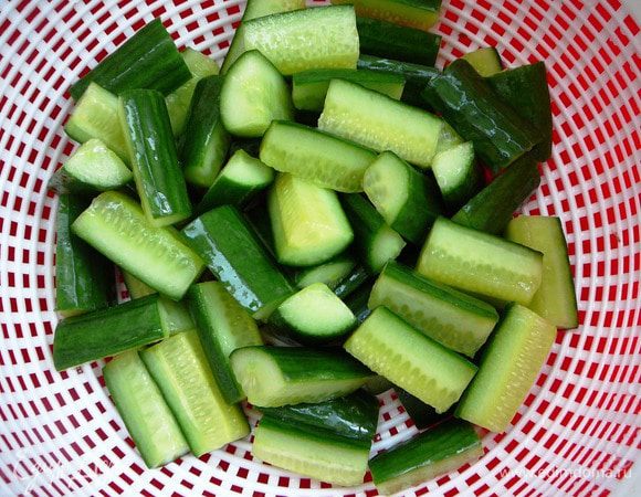 Через 15 минут откинуть огурцы на дуршлаг,смыть соль под проточной водой, хорошо промыть огурцы и оставить, чтобы вода хорошо стекла. Огурцы получаются а-ля малосольные.