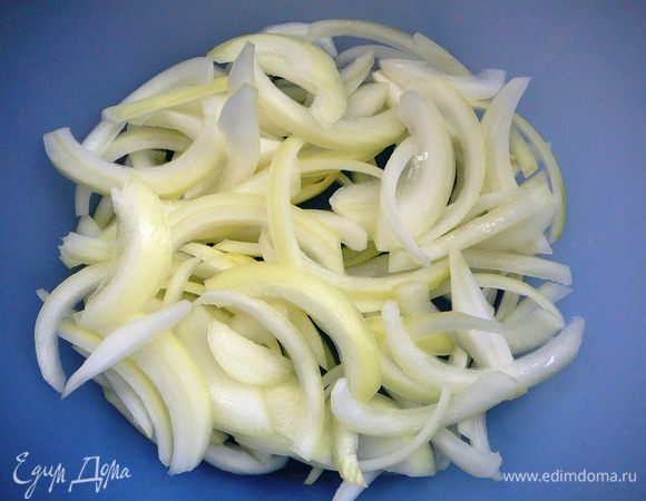 Лук нарезать тонкими полосками.