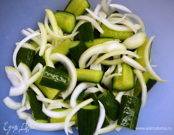 Лук и огурцы перемешать.