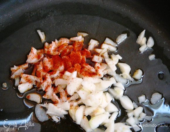 Раскалить масло, добавить чеснок паприку и жгучий перец, молотый кориандр и быстро обжарить. Снять сковороду с огня, влить кунжутное масло и соевый соус, добавить сахар.