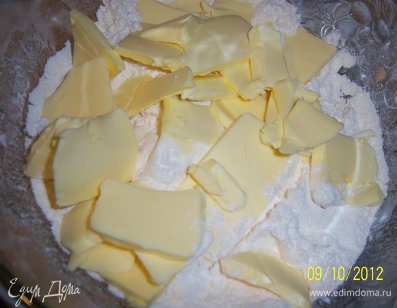 мелко нарезать слив.масло  и перемешать с мукой и сахаром