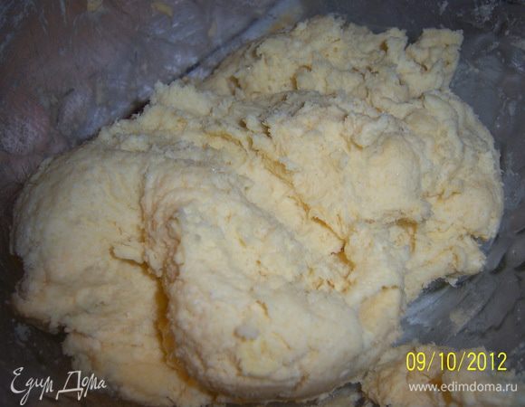 ...добавить сметану, соду, затем досыпая муку замесить тесто,чтоб не прилипало к рукам