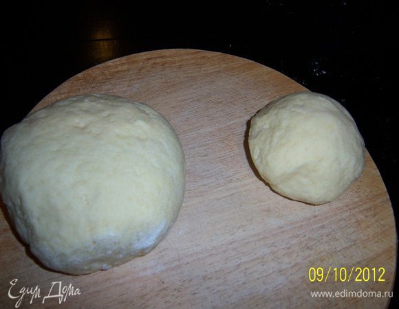 ...тесто разделить на большую и меньшую части