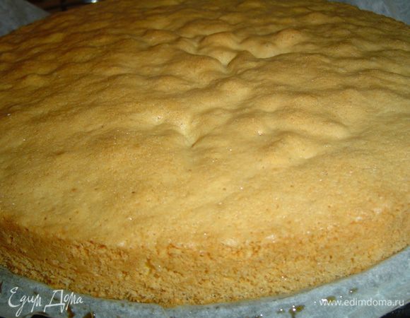 Готовим первый бисквит, для этого взбиваем яйца в течении 3-х минут, затем добавляем сахар и взбиваем еще 3 минуты.Муку, крахмал, разрыхлитель просеиваем на яичную смесь и аккуратно перемешиваем. Дно формы выстилаем бумагой для выпечки, выкладываем на нее тесто, разравниваем и выпекаем при температуре 180 гр. около 30 минут.