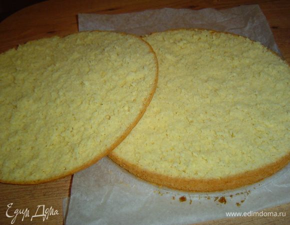 Даем бисквиту остыть на решетке и разрезаем на 3 коржа.