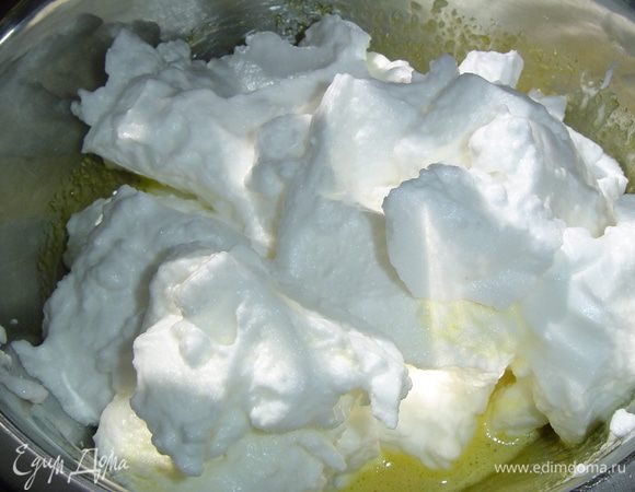 Теперь приступаем к приготовлению второго бисквита.Желтки растираем с  50 г сахара и ванильным сахаром. Белки взбиваем с 25 г сахара до устойчивых пиков и выкладываем на желтковую массу, аккуратно перемешиваем,