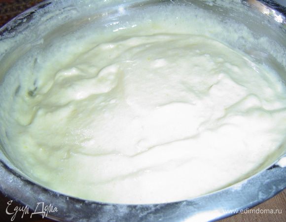 сверху добавляем просеянную муку, крахмал, разрыхлитель и еще раз очень осторожно перемешиваем.