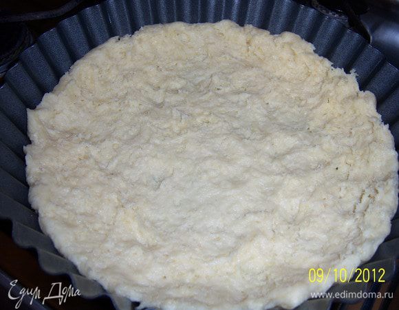 раскатайте большую часть теста и выложите в смазанную маслом форму