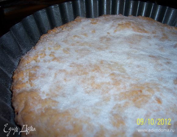 остывший пирог посыпать сахарной пудрой