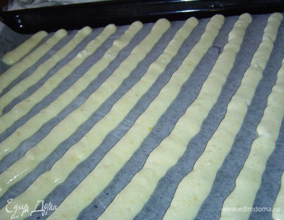 Противень застилаем бумагой для выпечки и смазываем маслом. Кондитерский мешок наполняем светлой массой и выдавливаем на противень диагональные полоски с промежутком около 2 см.