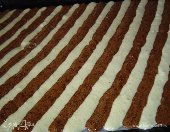 Затем выдавливаем темную массу в промежутки.